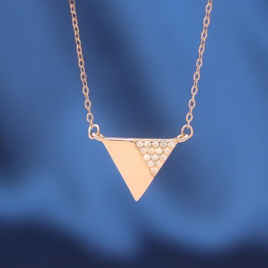 Collier Avec Pendentif En Forme De Triangle